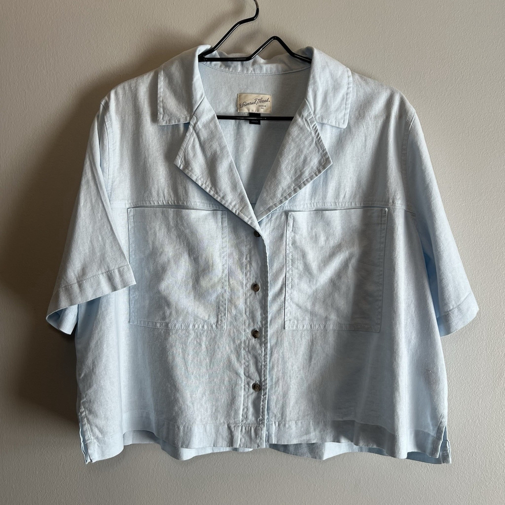 Universal Thread Women's Top Size Large Light Blue Cropped Box Button Up Pockets - Picture 2 of 10